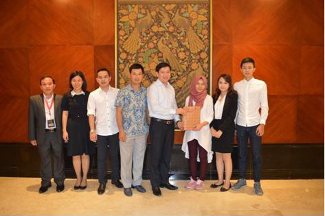Du học sinh Việt quảng bá hình ảnh đất nước tại Indonesia Đồng chí Nguyễn Long Hải và các bạn sinh viên tại Jakarta, Indonesia