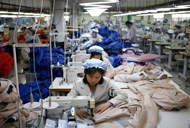 Bị siết đủ đường, Triều Tiên còn gì để trừng phạt? Công nhân Triều Tiên trong một nhà máy may ở Kaesong (Triều Tiên). Ảnh: Getty Images