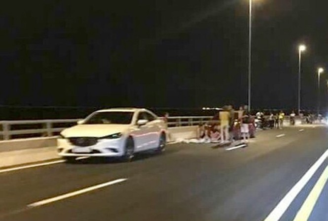 Trải chiếu nhậu trên cầu vượt biển dài nhất Việt Nam Trải chiếu nhậu trên cầu vượt biển dài nhất Việt Nam