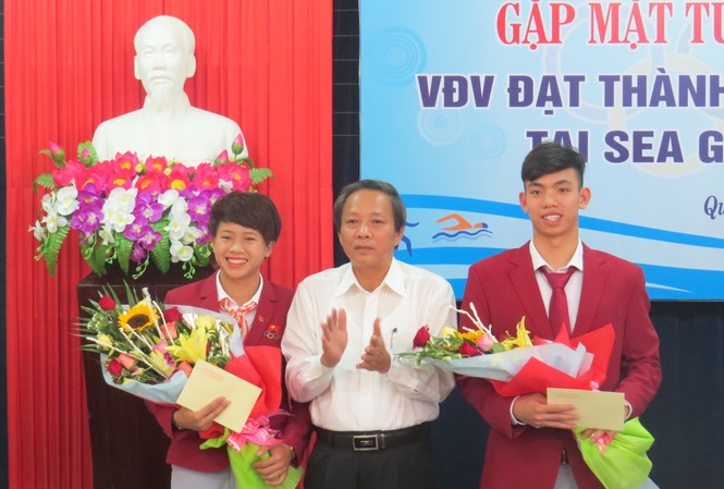 Vinh danh 2 vận động viên “chân đất” dành HCV Sea Games 29 Ông Hoàng Đăng Quang tặng hoa và quà cho 2 vận động viên