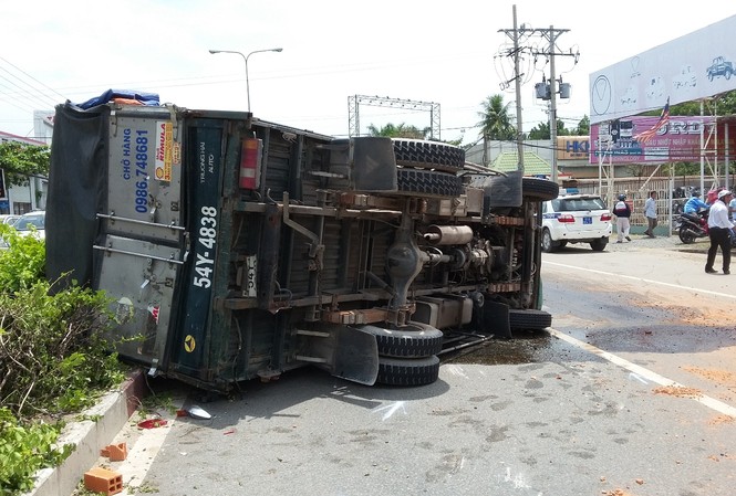 Ba xe lật nhào như phim hành động sau cú tông liên hoàn Ba phương tiện lật nhào sau tai nạn.