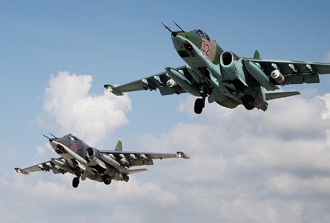 Quân đội Nga tiêu diệt 850 tay súng khủng bố chỉ trong 24 giờ Máy bay chiến đấu Su-25 của Nga bay trên bầu trời Syria. Ảnh: Sputnik