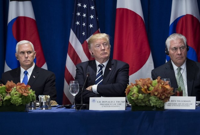 Tổng thống Trump ký lệnh trừng phạt mới nhằm vào Triều Tiên Tổng thống Mỹ Donald Trump (giữa) cùng Phó Tổng thống Mike Pence (trái) và Ngoại trưởng Rex Tillerson (phải) lắng nghe một bài phát biểu trước bữa tiệc trưa với các đại diện Nhật Bản và Hàn Quốc. Ảnh: AFP