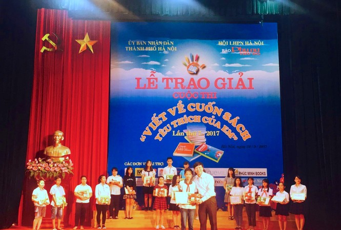 Thiếu nhi Thủ đô hào hứng thi viết về cuốn sách yêu thích Em Đặng Ý Nhi (lớp 8D, trường THCS thị trấn Sóc Sơn, Hà Nội) đoạt giải Nhất cuộc thi với bài viết về tác phẩm "Tôi kể em nghe chuyện Trường Sa".