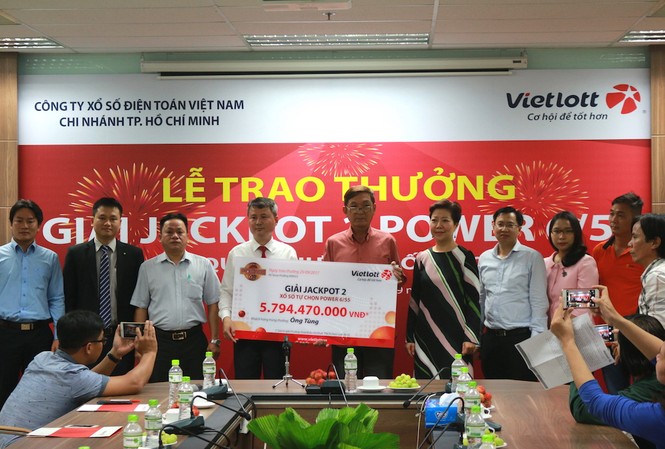 Khách hàng TPHCM trúng đặc biệt 'Jackpot 2' gần 6 tỷ đồng Theo quy định Nhà nước, ông Tùng nộp thuế thu nhập cá nhân 578.447.000 đồng vào ngân sách Tp.HCM.