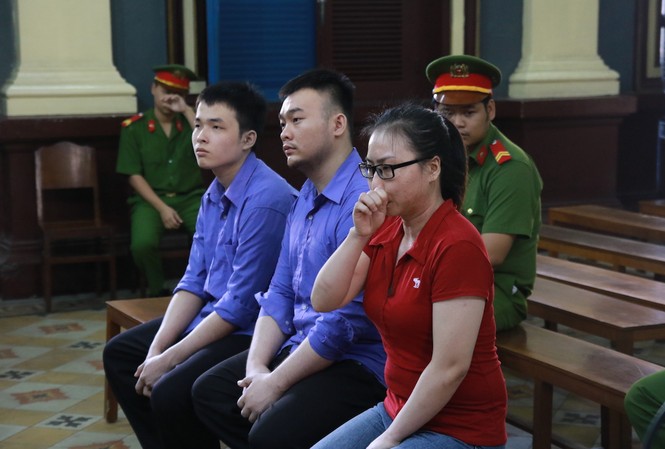 Chủ mưu tạt axít nữ sinh ở Sài Gòn bị đề nghị tăng án 3 bị cáo tại tòa ngày 25/9. Ảnh: Tân Châu