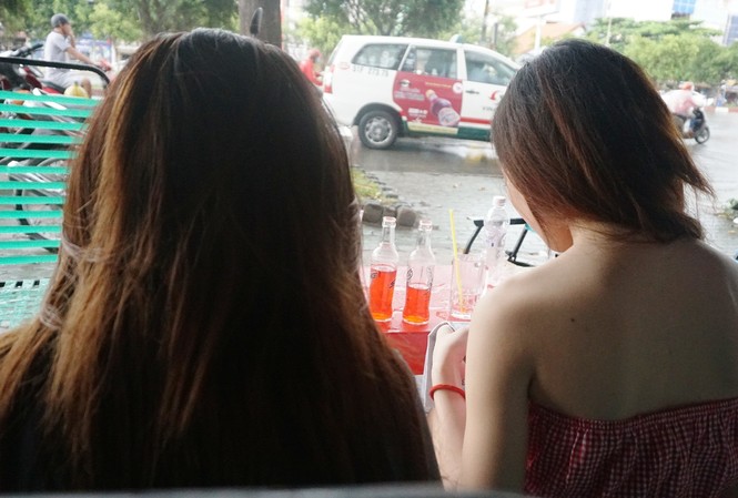Đưa 2 cô gái uống cafe quên giấy tờ vào trung tâm xã hội: Công an nói gì? Hai cô gái bị đưa vào trung tâm bảo trợ xã hội khi ngồi trong quán cà phê.