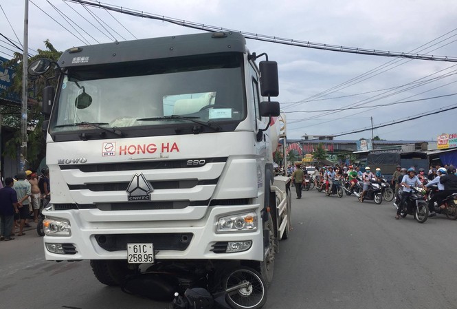 Xe bồn cuốn xe máy vào gầm, 2 vợ chồng thương vong Hiện trường tai nạn.