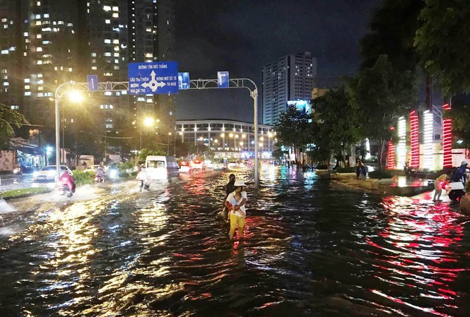 Siêu máy bơm đã có “đất diễn” Đường Nguyễn Hữu Cảnh ngập nặng trong cơn mưa tối 30/9.