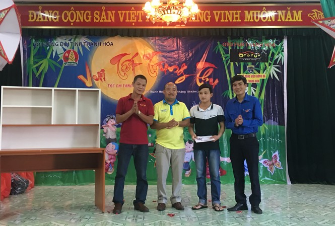 Mang Trung thu đến trẻ em nghèo ở làng chài Âu Thuyền Tặng quà trung thu cho trẻ em làng chài Âu Thuyền. Ảnh: Hoàng Lam