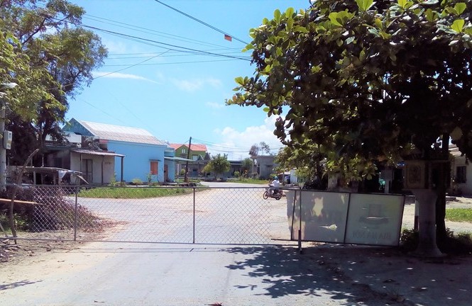 Quảng Trị: Nhà máy bốc mùi, dân kéo lưới B40 phản đối Người dân dùng thép B.40 chắn đường vào Nhà máy chế biến thủy sản. Ảnh: QĐ