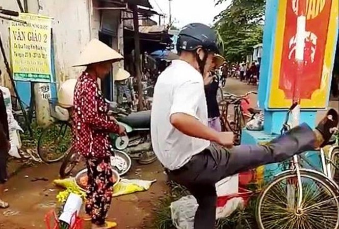 Vụ Trưởng công an xã đá văng đồ của dân: Vì đâu nên nỗi? Trưởng công an xã có hành động phản cảm bị người dân quay clip đưa lên mạng xã hội (ảnh cắt từ clip)