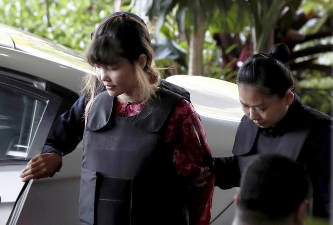 Nhân chứng khai tìm thấy dấu vết VX trên áo, móng tay Đoàn Thị Hương Đoàn Thị Hương xuất hiện tại tòa hôm nay, 5/10. Ảnh: AP