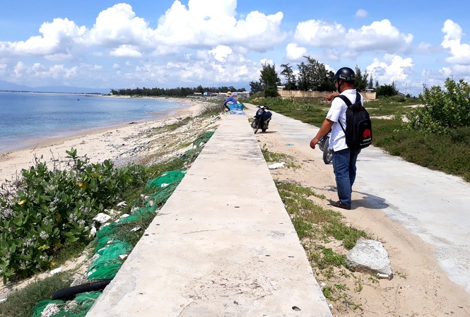 Thiếu nữ bị nhóm 'yêu râu xanh' hãm hại trên bờ kè biển Thiếu nữ bị nhóm 'yêu râu xanh' hãm hại trên bờ kè biển