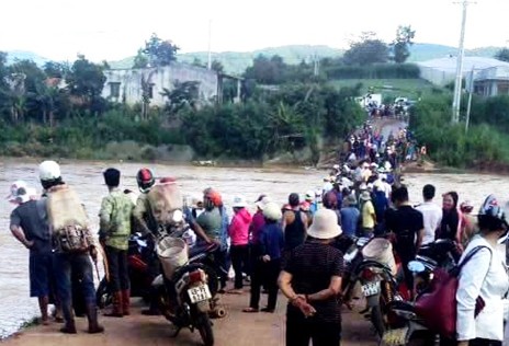 Ba mẹ con rơi xuống sông, bé 8 tuổi bị nước cuốn mất tích Ba mẹ con rơi xuống sông, bé 8 tuổi bị nước cuốn mất tích