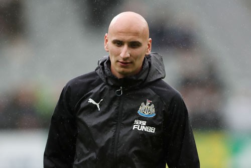 Cầu thủ Newcastle gãy tay vì ngăn đồng đội loạn đả Cầu thủ Newcastle gãy tay vì ngăn đồng đội loạn đả