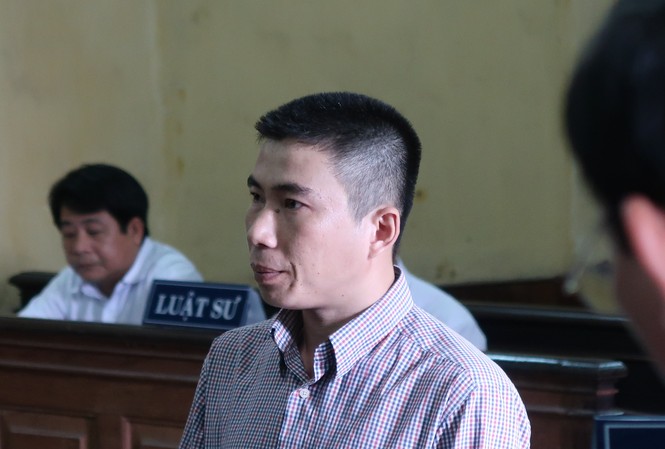 Bé gái bị bạn nhậu của bố xâm hại trong vườn tiêu Nguyễn Quốc Khánh tại tòa ngày 10/10. Ảnh: Tân Châu