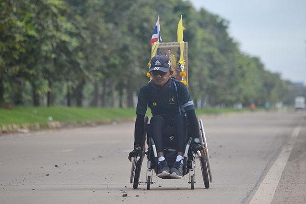 Đi xe lăn 360km đến Bangkok để dự tang lễ cố Quốc vương Thái Lan Đi xe lăn 360km đến Bangkok để dự tang lễ cố Quốc vương Thái Lan