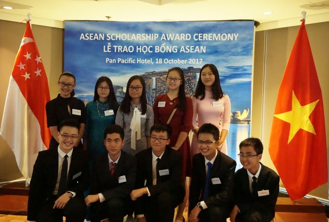 Đại sứ Singapore gặp gỡ 15 học sinh Việt Nam nhận học bổng Đại sứ Singapore gặp gỡ 15 học sinh Việt Nam nhận học bổng