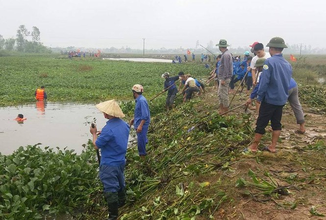 Tuổi trẻ Nghệ An “đội mưa” nạo vét kênh mương sau lũ Tuổi trẻ Nghệ An “đội mưa” nạo vét kênh mương sau lũ