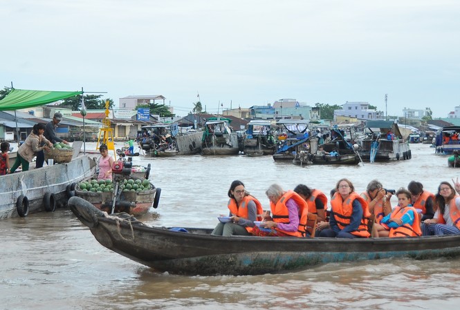 Cần Thơ muốn mở thêm đường bay nội địa để thu hút du lịch Khách quốc tế tham quan chợ nổi Cái Răng ở thành phố Cần Thơ. Ảnh: Hòa Hội