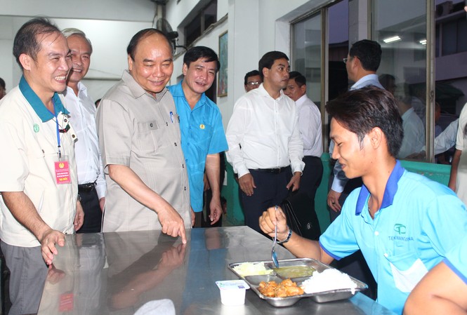 Thủ tướng dùng cơm tối với công nhân ở Đồng Nai Thủ tướng thăm nhà ăn công nhân