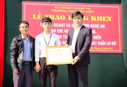 Trao bằng khen cho học sinh dũng cảm cứu người thoát dòng nước lũ Trao bằng khen của Bộ trưởng Bộ GD&ĐT cho em Nguyễn Văn Long