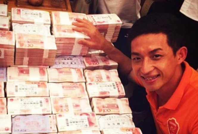 Thăng hạng, cầu thủ Trung Quốc nằm đè lên 'núi tiền' 90 tỷ Cầu thủ Meixan Techand khoe "núi tiền" được thưởng nóng