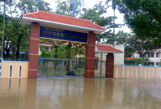 Bình Định: 7 người chết và mất tích bởi cơn bão lịch sử Trường trung học cơ sở Phước Thắng chìm trong biển nước