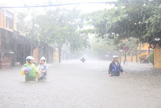 Lũ đặc biệt lớn trên các sông ở Quảng Nam Thành phố Hội An (Quảng Nam) ngập trong biển nước. Ảnh H.V