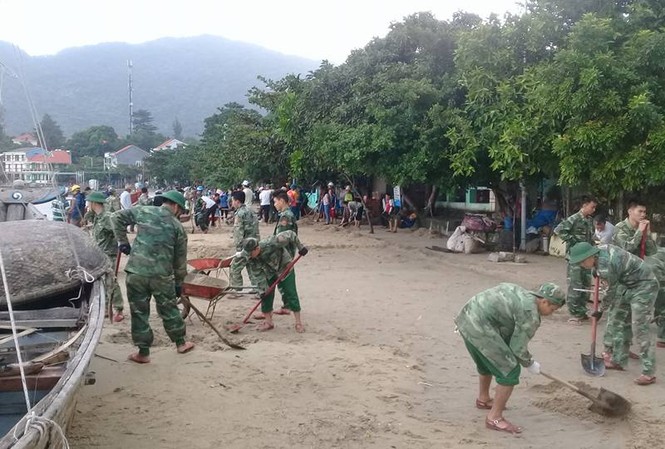 Khắc phụ hậu quả bão Damrey trên đảo Cù Lao Chàm Lực lượng bộ đội cùng ra quân dọn dẹp