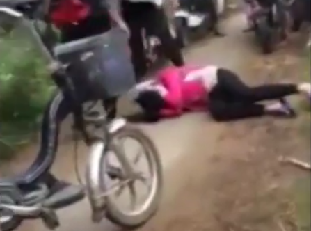 Nữ sinh bị đánh hội đồng giữa đường, đau đớn chỉ biết ôm đầu khóc Hình ảnh 3 nữ sinh đánh hội đồng bạn (ảnh cắt từ clip)