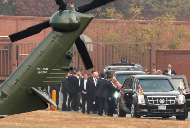 Tổng thống Mỹ Trump huỷ kế hoạch thăm khu DMZ Tổng thống Mỹ Trump ngồi chờ trong xe khi đoàn tùy tùng bàn bạc về chuyến thăm khu DMZ. Ảnh: Reuters