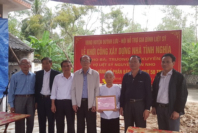 Khởi công nhiều nhà tình nghĩa qua nhịp cầu báo Tiền phong Lễ khởi công xây dựng nhà tình nghĩa cho bà Trương Thị Xuyến.