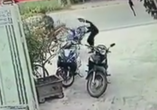 “Siêu trộm” phá khóa xe Exciter trong 2 giây Hai tên trộm chỉ mất 2 giây để phá khóa trộm xe đi.