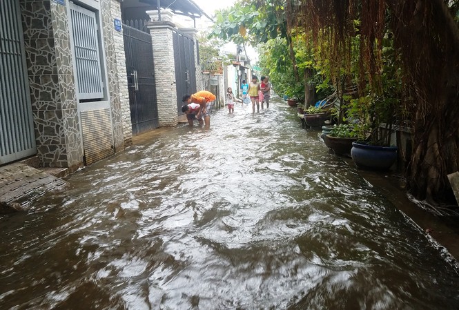 Sài Gòn: Ngập à, thường thôi! Người dân Sài Gòn phải học cách sống chung với ngập nhiều năm qua.