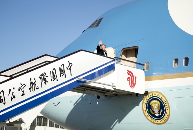 Tổng thống Trump rời Trung Quốc, lên đường sang Việt Nam Tổng thống Mỹ Donald Trump lên máy bay sang Việt Nam sáng 9/11. Ảnh: AP
