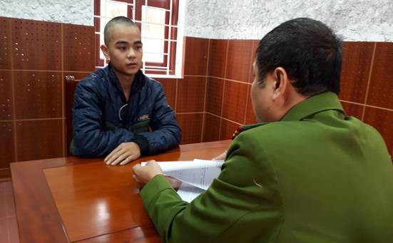 Lạng Sơn: Lừa bạn lấy xe mô tô cắm vào hiệu cầm đồ Đối tượng Thiện khai báo tại cơ quan công an. Ảnh: N. Thái