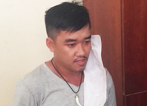 Đặc nhiệm Sài Gòn vây bắt kẻ chở valy 'hàng nóng' Hoàng tại cơ quan điều tra. Ảnh: Công an cung cấp.