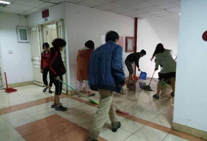 Hà Nội: Cụ bà đốt lửa khiến cả chung cư náo loạn Nhiều người vẫn chưa hết hoảng loạn sau sự việc.