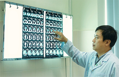 Cắt khối u khổng lồ trong lồng ngực bệnh nhân 66 tuổi Bác sĩ xem kết quả chẩn đoán hình ảnh. Ảnh: Bệnh viện cung cấp