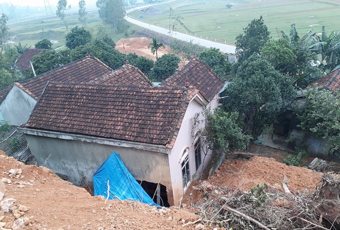 Người dân mất ngủ vì lo sạt lở đất khi trời mưa Những ngôi nhà nằm trong khu vực nguy hiểm bởi tình trạng sạt lở đất.