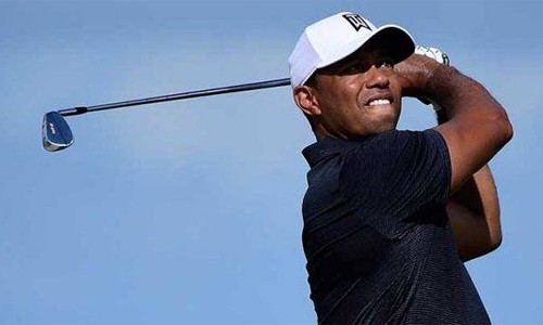 Tiger Woods trở lại ấn tượng ở vòng đầu Hero World Challenge Woods vung gậy rất thoải mái trong lần trở lại đầu tiên sau 10 tháng nghỉ dưỡng thương. Ảnh: AP.