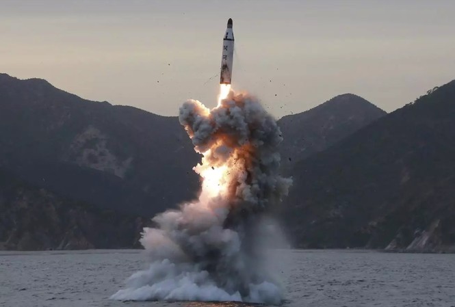 Sau ICBM, Triều Tiên tập trung phát triển tên lửa phóng từ tàu ngầm Tên lửa Triều Tiên được phóng từ tàu ngầm vào ngày 24/4/2016. Ảnh: KCNA