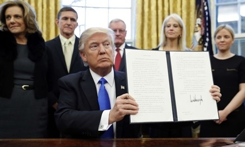 Tòa án Tối cao Mỹ ‘hồi sinh’ lệnh cấm nhập cảnh của Tổng thống Trump Tổng thống Mỹ Donald Trump kí một sắc lệnh tại Nhà Trắng. Ảnh: AP