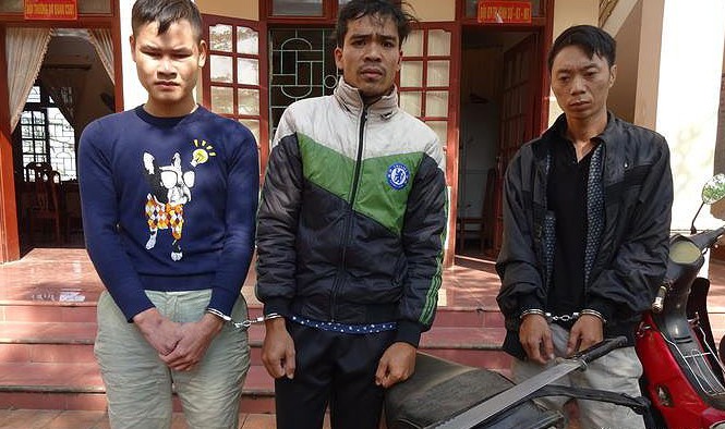 Nhóm cướp dùng kiếm chống trả lực lượng chức năng Các đối tượng tại CQĐT. Ảnh: Báo Nghệ An
