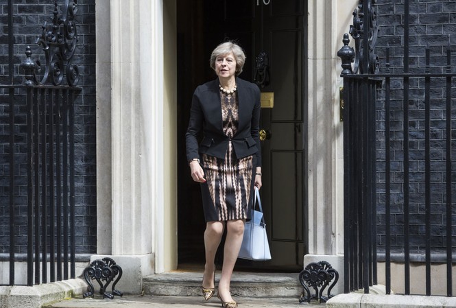 Cảnh sát Anh phá âm mưu sát hại Thủ tướng Theresa May Thủ tướng Anh Theresa May đứng trước ngôi nhà số 10 phố Downing. Ảnh: Getty