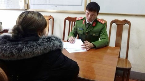 Hành trình đau khổ 21 năm bị bán làm vợ những người nước ngoài Bà T (trái) đến cơ quan công an lạng Sơn tố giác tội phạm bán mình. Ảnh: N. T