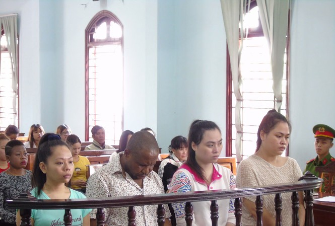Người đàn ông ngoại quốc 'bẫy' hàng loạt phụ nữ Việt Các bị cáo tại phiên tòa (Ảnh: Kim Hà).