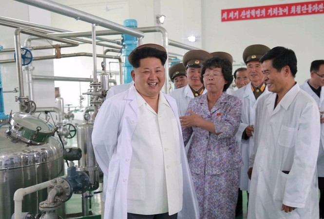 Triều Tiên bác bỏ cáo buộc ‘phát triển vũ khí sinh học’ của Mỹ Chủ tịch Kim Jong-un tham quan Viện nghiên cứu sinh học ở Bình Nhưỡng vào tháng 6/2015. Ảnh: KCNA